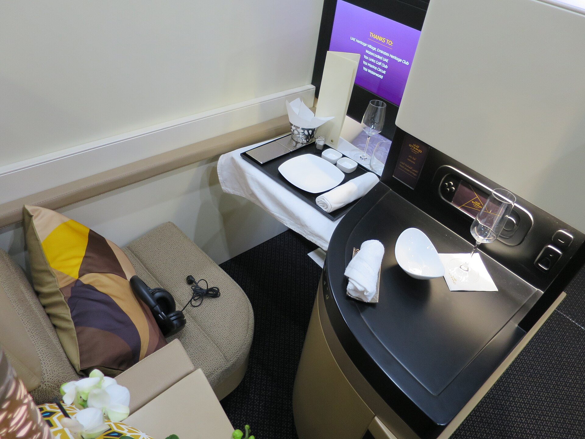 Etihad Airways aircraft — Wikimedia Commons (Wikipedia media-list) photo